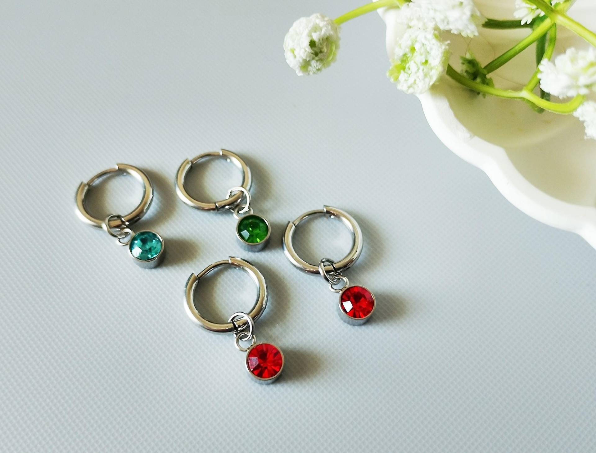 Personalisierte Creolen Ohrringe Mit Einem Geburtsstein Anhänger von TatjanasJewelry