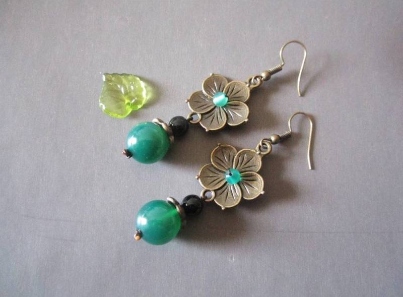 Schmuckohrringe Hängeohrringe Aus Jade Perlen Mit Bronzefarbenen Metallelementen von TatjanasJewelry