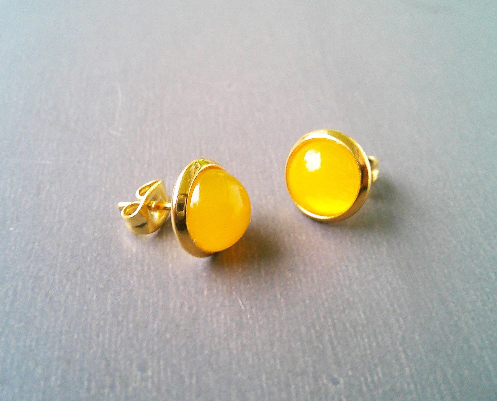 Vergoldete Edelstahl Ohrstecker Mit Natürlichem Edelstein Achat Cabochon von TatjanasJewelry