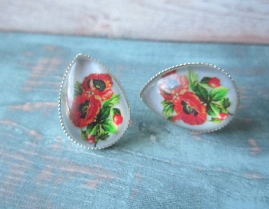 Versilberte Ohrstecker Mit Schönem Floralen Glascabochon, Mohnblumen von TatjanasJewelry