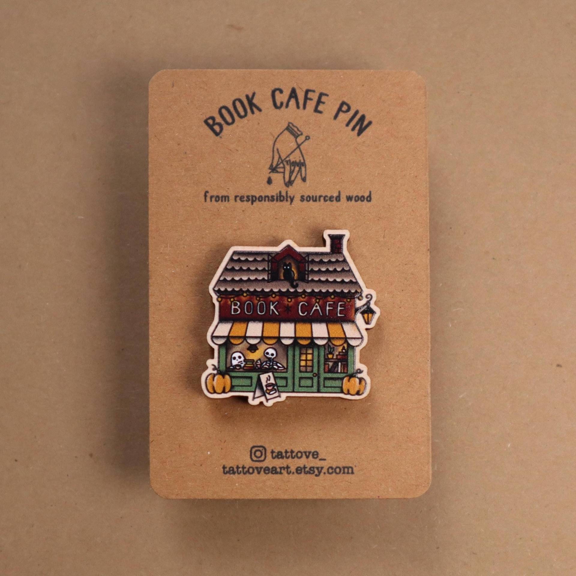 Book Cafe Pin Holz Brosche Gemütlich Buch Liebhaber Geschenk Cute Vibes Accessoire Weihnachtsgeschenk von TattoveArt