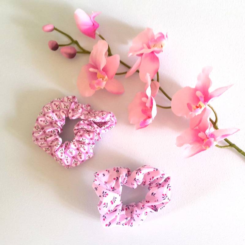 Scrunchie Rosa Blumen Aus Baumwollstoff Scrunchie Rosa Blumen Aus Baumwollstoff von TatueTataKoeln
