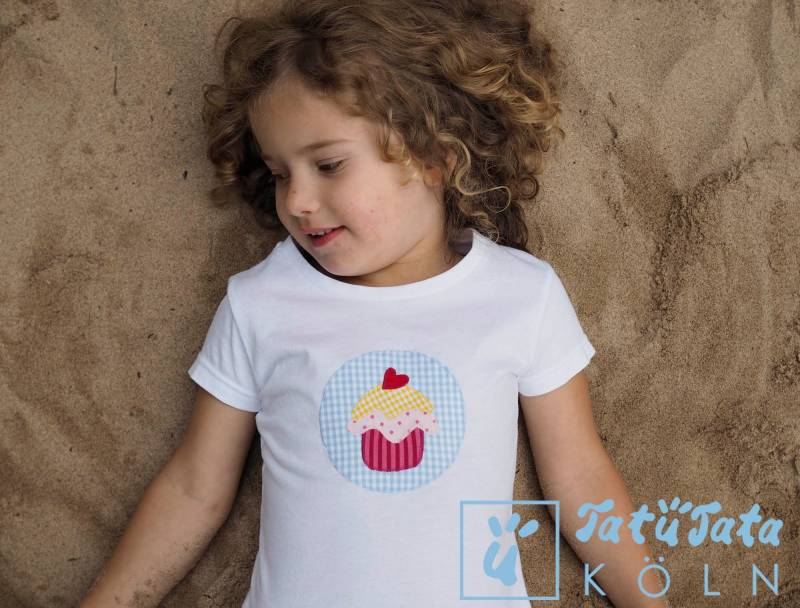 T-Shirt Cupcake Mädchen Bio Und Fair T-Shirt Cupcake Mädchen Bio Und Fair von TatueTataKoeln