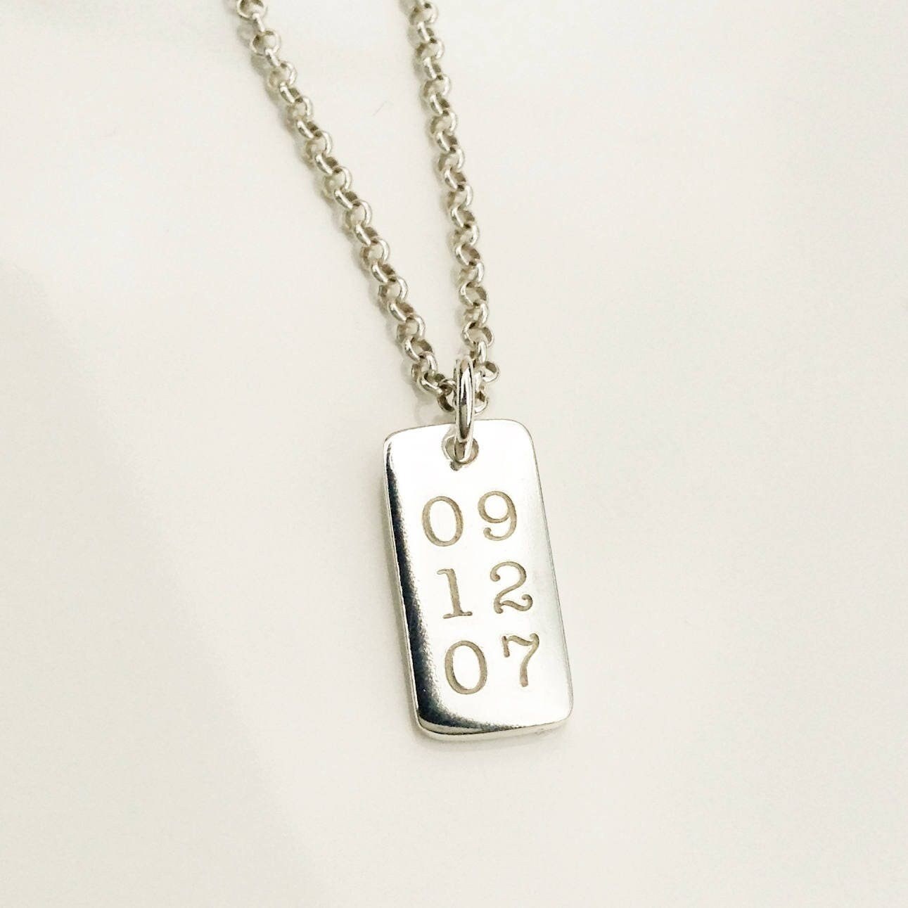 Die Datums-Halskette Andenken. Personalisierte Muttertagskette. Jubiläum Halskette. Kleine Rechteck Charm Tatumbradleyco Die Datums-Halskette Andenken. Personalisierte Muttertagskette. Jubiläum Halskette. Kleine Rechteck Charm Tatumbradleyco von TatumBradleyCo