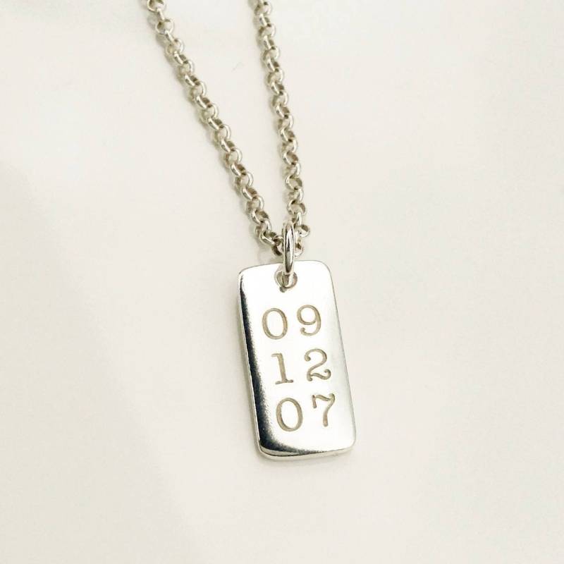 Die Datums-Halskette Andenken. Personalisierte Muttertagskette. Jubiläum Halskette. Kleine Rechteck Charm Tatumbradleyco von TatumBradleyCo