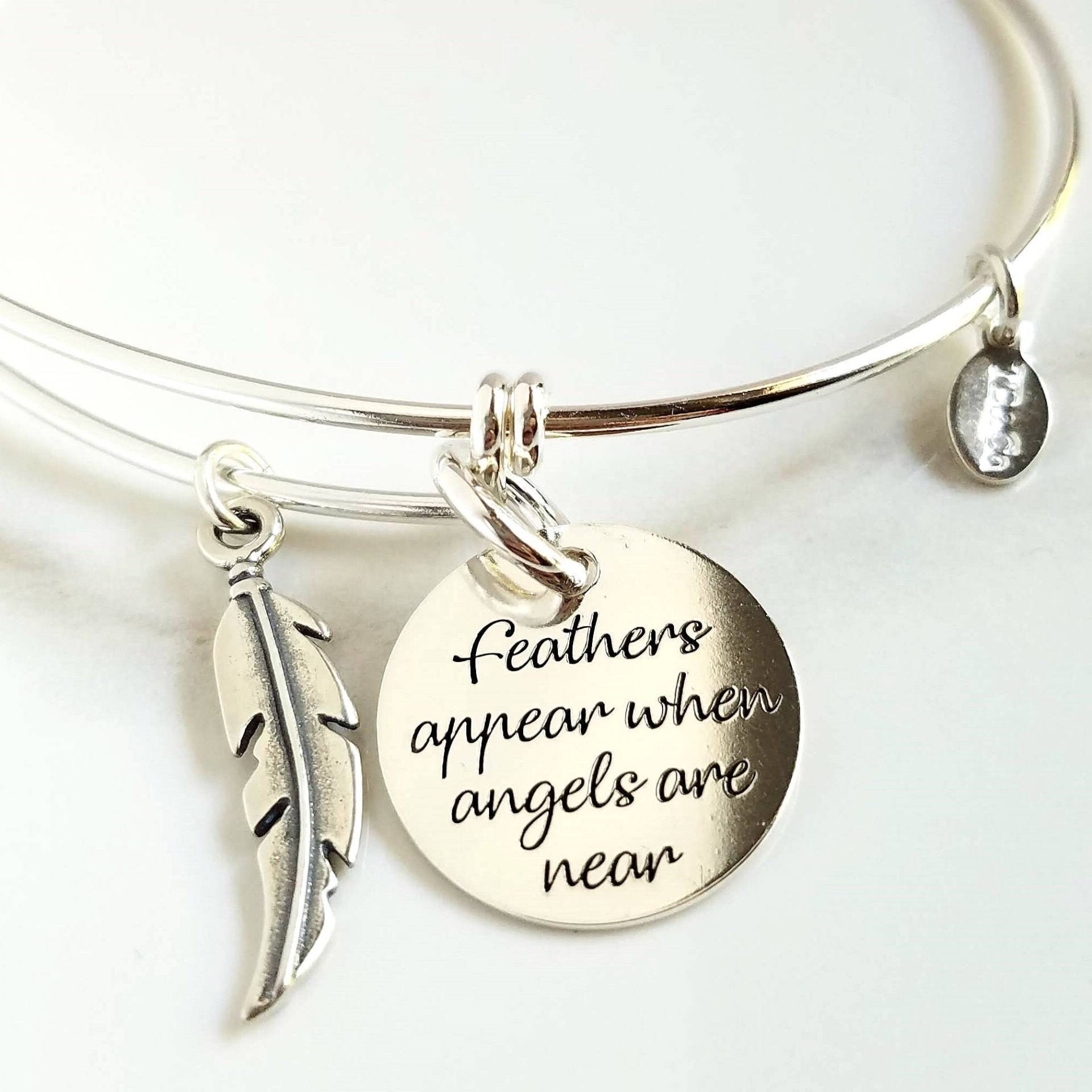 Feder Armband. Federn Erscheinen, Wenn Engel in Der Nähe Sind. Inspirierender Schmuck. Dehnbares Armreif-Armband-Memorial #tbco Feder Armband. Federn Erscheinen, Wenn Engel in Der Nähe Sind. Inspirierender Schmuck. Dehnbares Armreif-Armband-Memorial #tbco von TatumBradleyCo