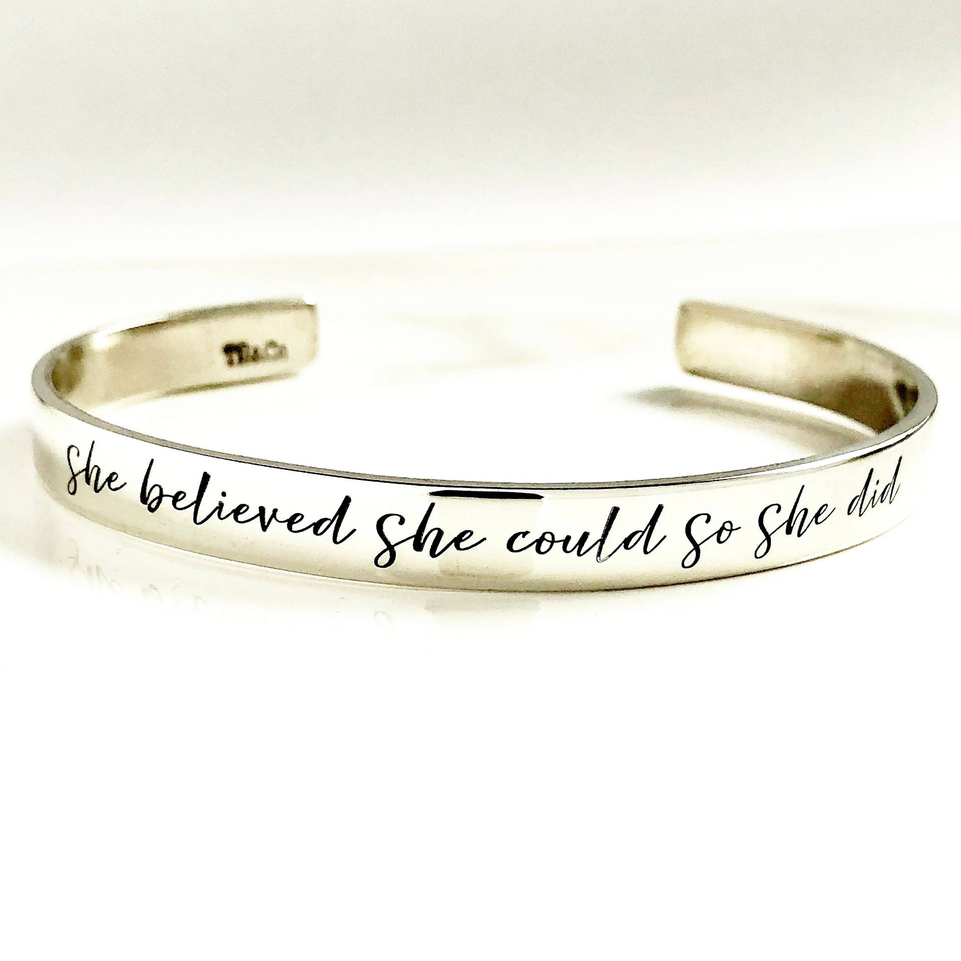 Inspirierender Schmuck Für Sie. Trotzdem Bestand Sie Armschmuck. Sie Glaubte, Könnte. Eigensinniges Eigensinniges Mädchen. Tatum Bradley Inspirierender Schmuck Für Sie. Trotzdem Bestand Sie Armschmuck. Sie Glaubte, Könnte. Eigensinniges Eigensinniges Mädchen. Tatum Bradley von TatumBradleyCo