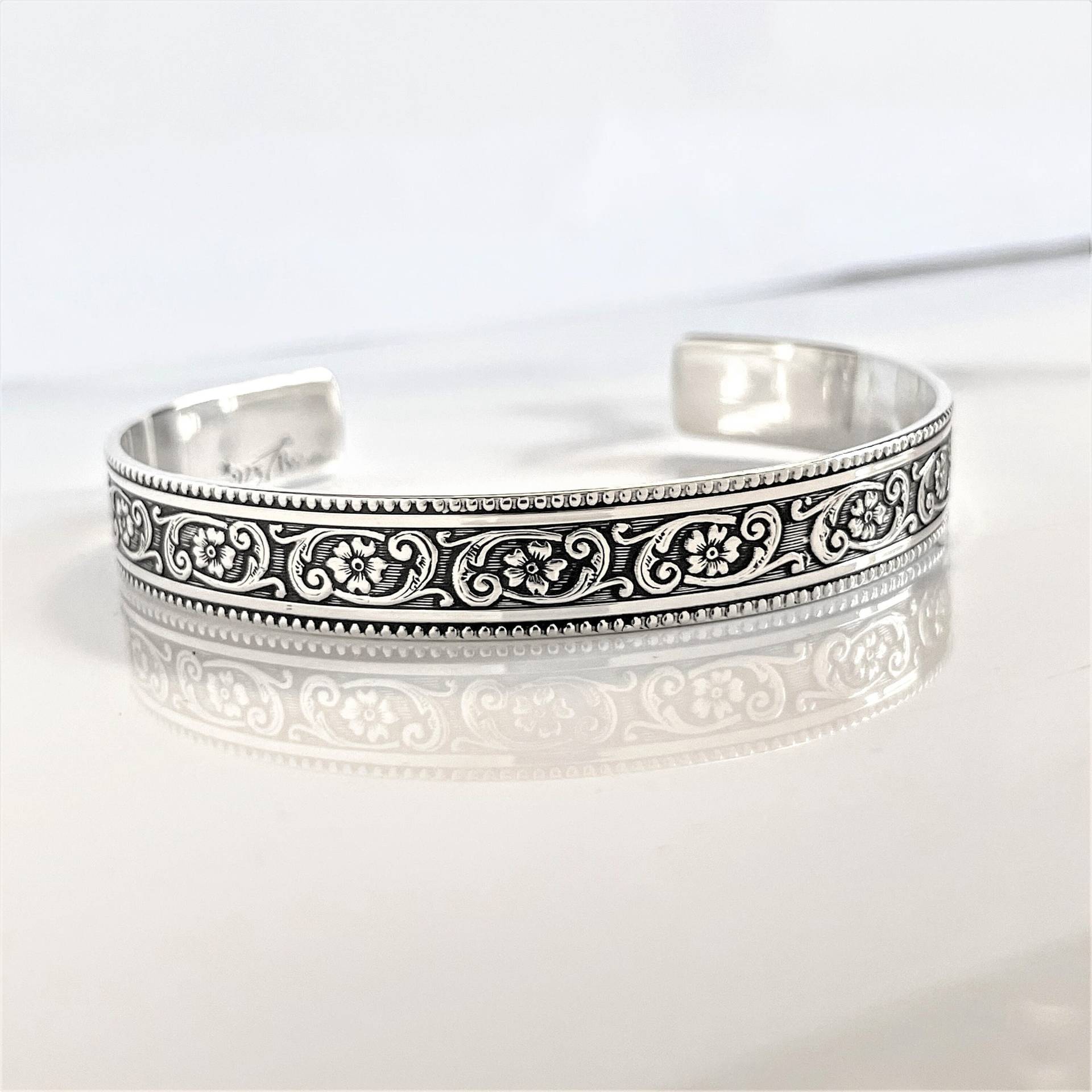 Secret Message Armband Floral Geprägte Manschette Schmuck. Massives Sterling Silber. Mutter Der Braut/Des Bräutigams Secret Message Armband Floral Geprägte Manschette Schmuck. Massives Sterling Silber. Mutter Der Braut/Des Bräutigams von TatumBradleyCo