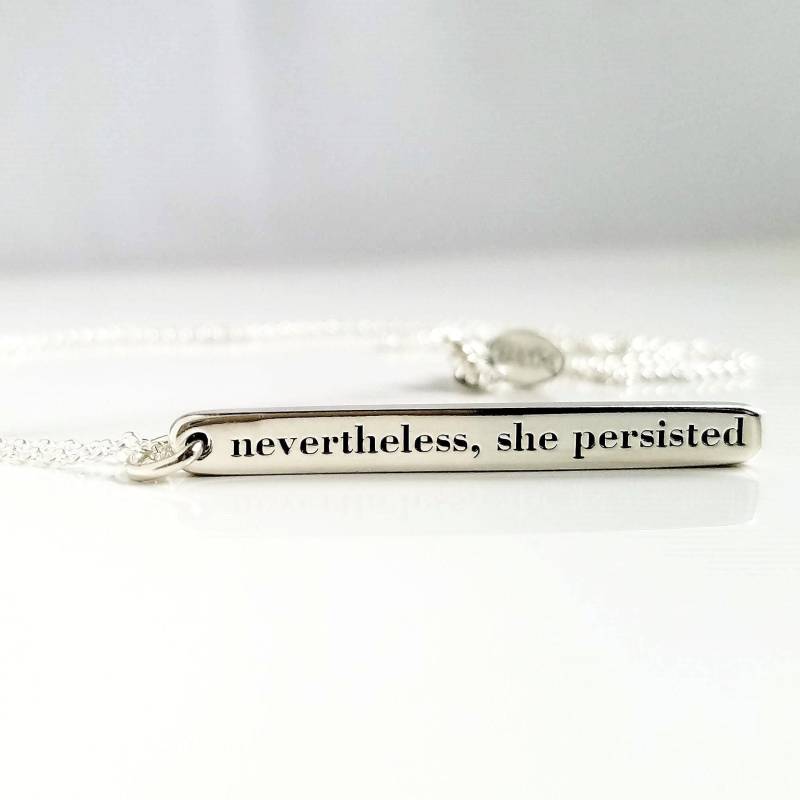 Trotzdem Beharrte Sie. Vertikale Bar Halskette. Personalisierte Abschlussgeschenk Für Tatumbradleyco Trotzdem Beharrte Sie. Vertikale Bar Halskette. Personalisierte Abschlussgeschenk Für Tatumbradleyco von TatumBradleyCo