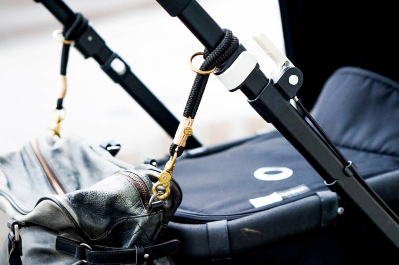 Kinderwagentau - Schwarz.beige Messing Wickeltaschenhalter Taschenhalter von TauStilManufaktur