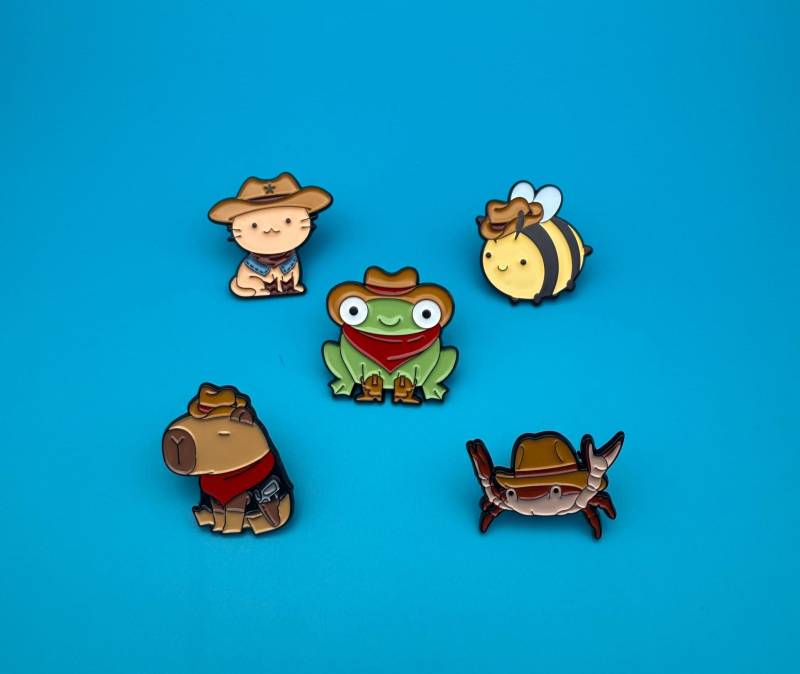 Cute Cowboy Enamel Pin | Süßer Western Anstecker Funny Animal Badge Kawaii Set Gift For Fans Of Stuff Cowpoke Vibes von MunichPigeonGang