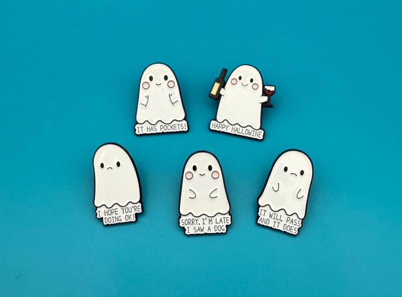 Geisterhafte Botschaften - Niedliche Und Lustige Accessoires, Lustige Pins, Geschenke, Funny Schöne Anstecker, Pin & Buttons von MunichPigeonGang