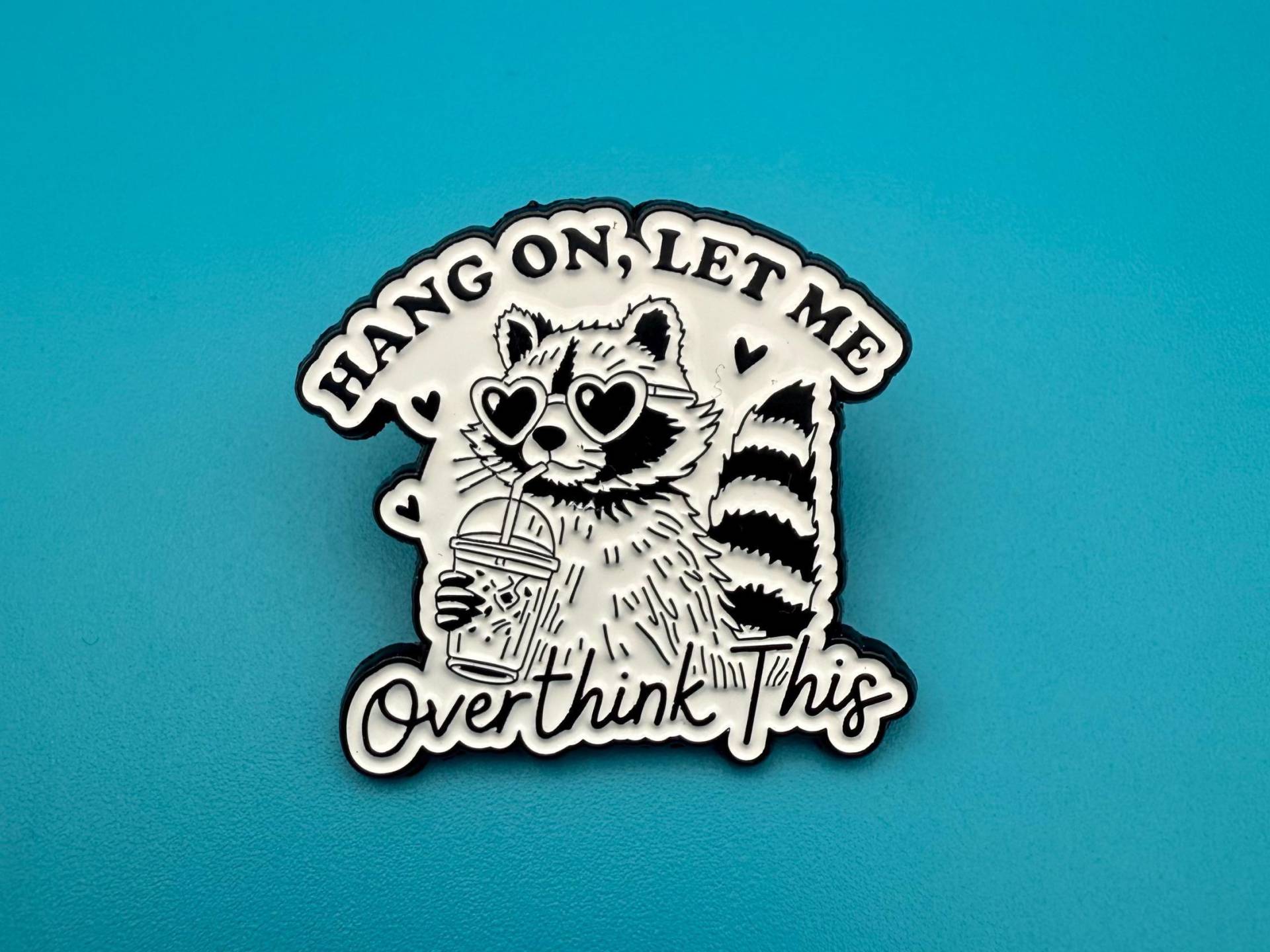 Hang On Let Me Overthink This Pin - Lustiger Waschbär Enamel Pin, Anxiety Humor Anstecker, Geschenk Für Overthinker & Meme Fans von MunichPigeonGang