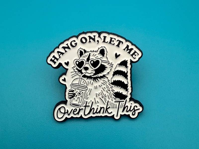 Hang On Let Me Overthink This Pin - Lustiger Waschbär Enamel Pin, Anxiety Humor Anstecker, Geschenk Für Overthinker & Meme Fans von MunichPigeonGang