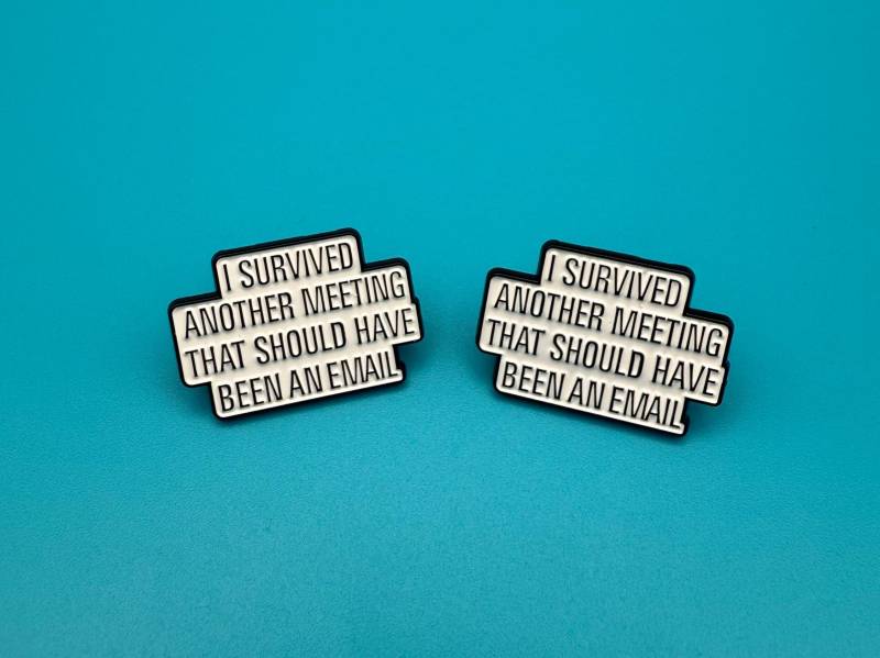I Survived Antoher Meeting That Should Have Been An Email, Geschenke, Funny Pins, Lustige Memes, Pins & Buttons, Pointless von MunichPigeonGang