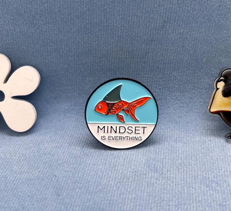 Mindset Is Everthing, Pin, Geschenk, Present, Funny, Lustiger Anstecker, Statement, Geburtstagsgeschenk, Selbstliebe von MunichPigeonGang