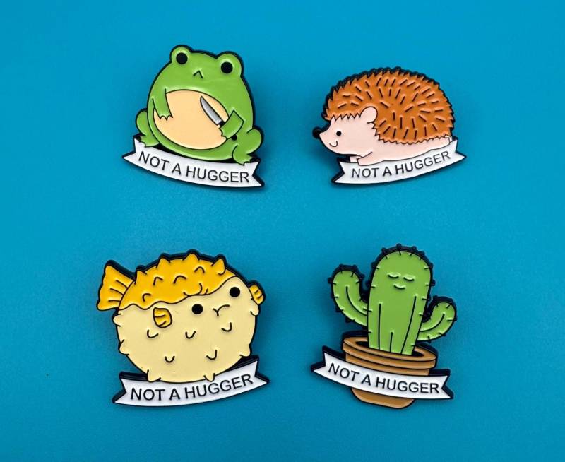 Not A Hugger, Lustige Pins, Geschenke, Funny Schöne Anstecker, Pin & Buttons von MunichPigeonGang