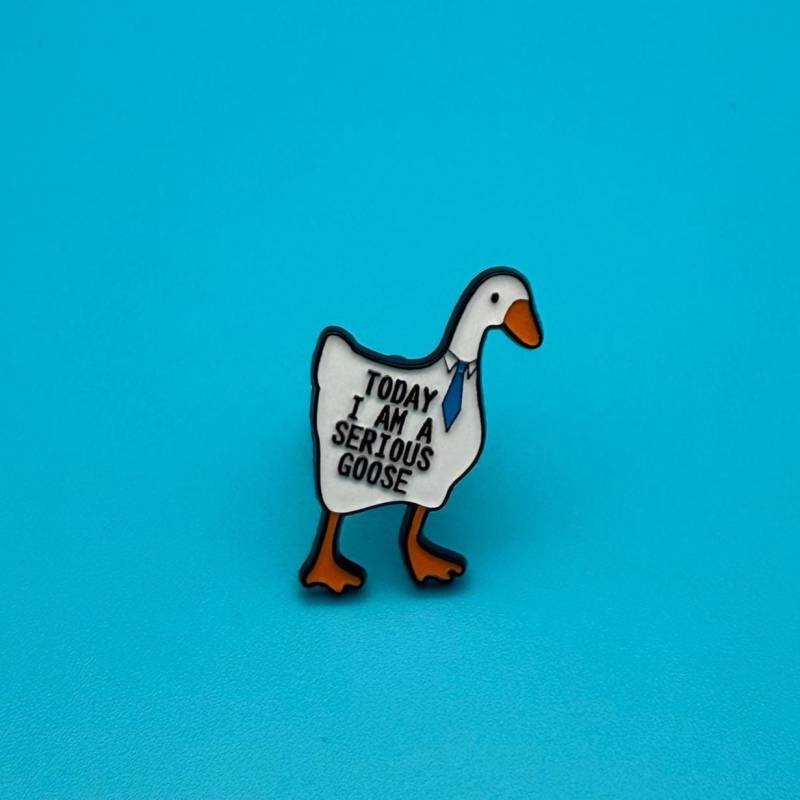 Today I Am A Serious Goose Pin - Lustiger Gans Enamel Pin, Meme Tier Anstecker, Geschenk Für Gänse Fans, Funny Bird Badge von MunichPigeonGang