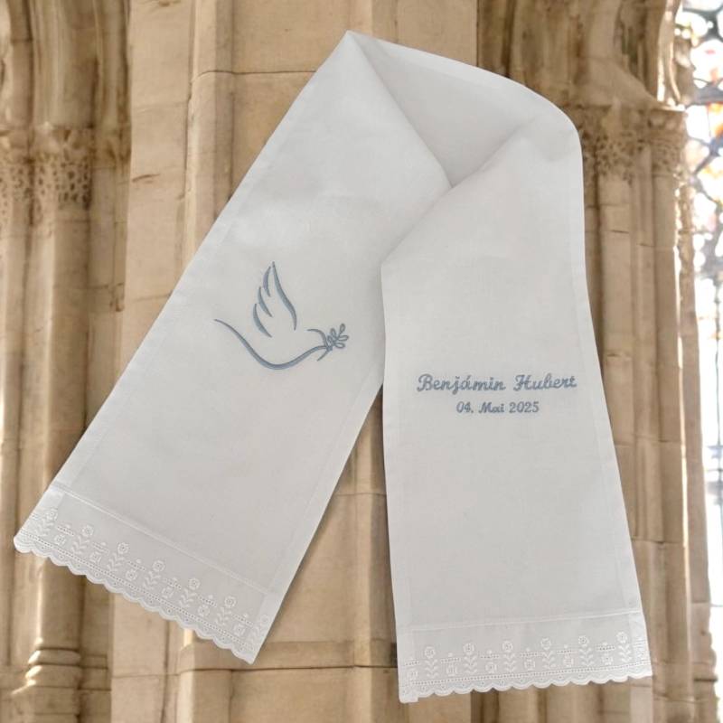 Schal Zur Taufe Mit Gestickter Taube & Namen von Taufkleiddesign