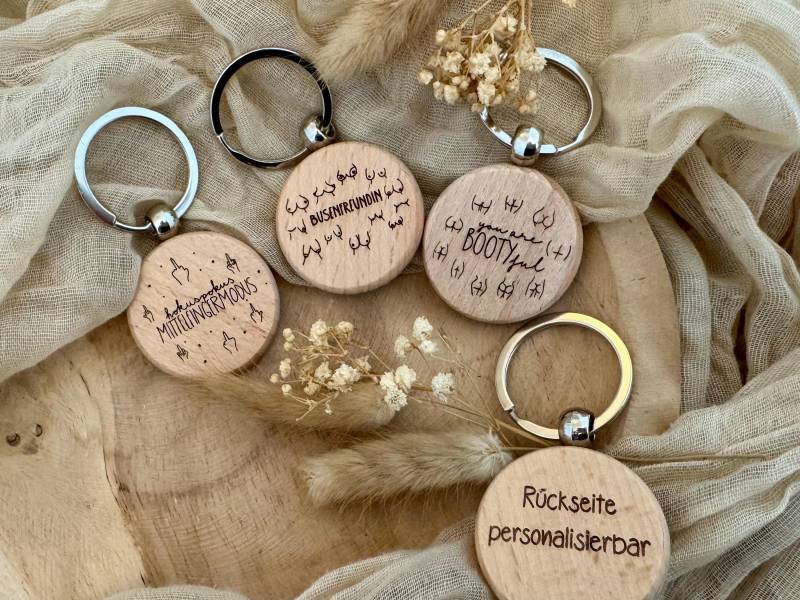 Personalisierter Schlüsselanhänger - Gravur Holz Name Busenfreundin Geschenkidee Beste Freundin Geschenk von TautropfenMagie