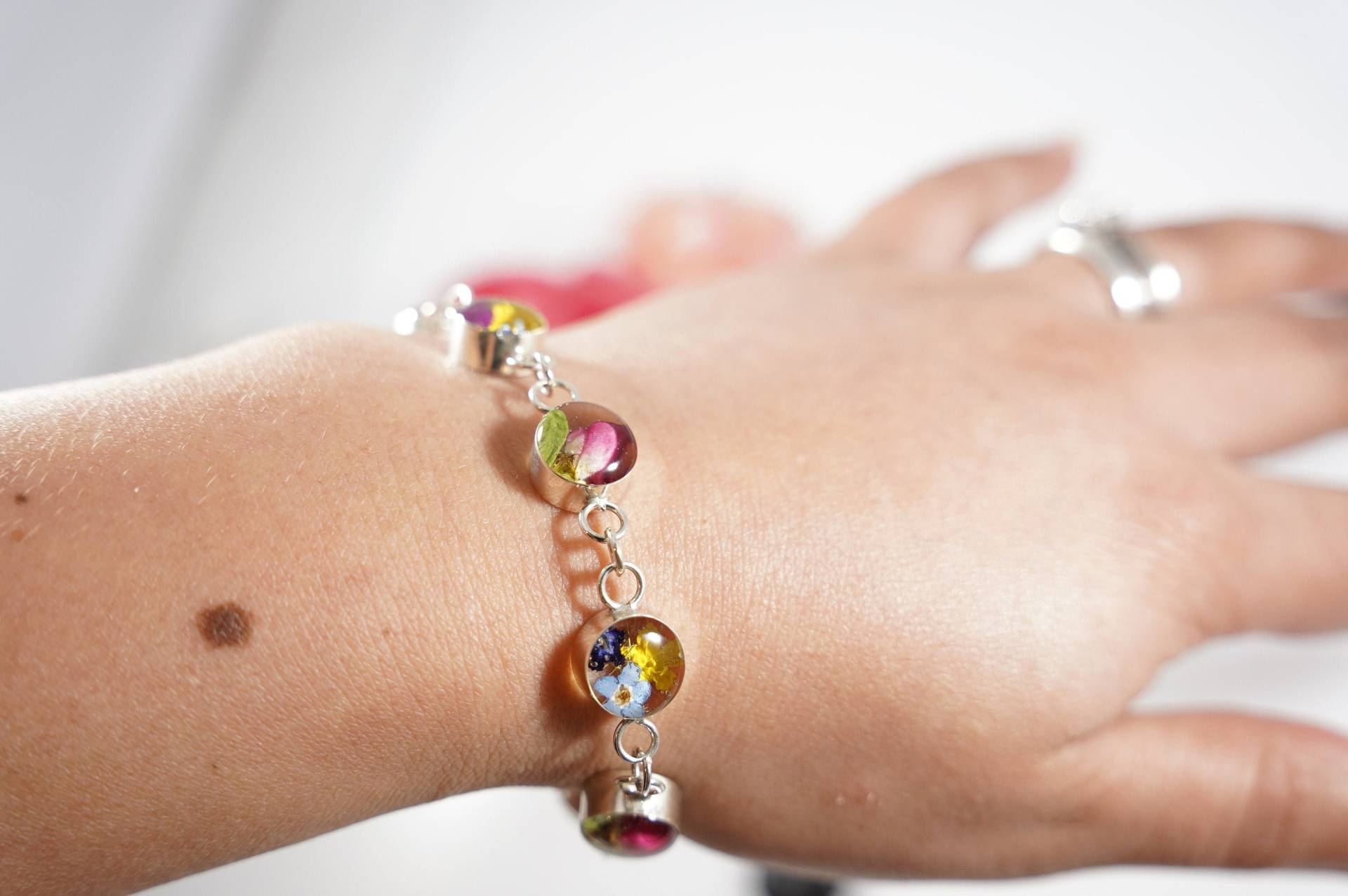 Eingefangene Natur in Resin - Kreis Verschiedene Blumen Sterling Silber von TaxcoJewelers