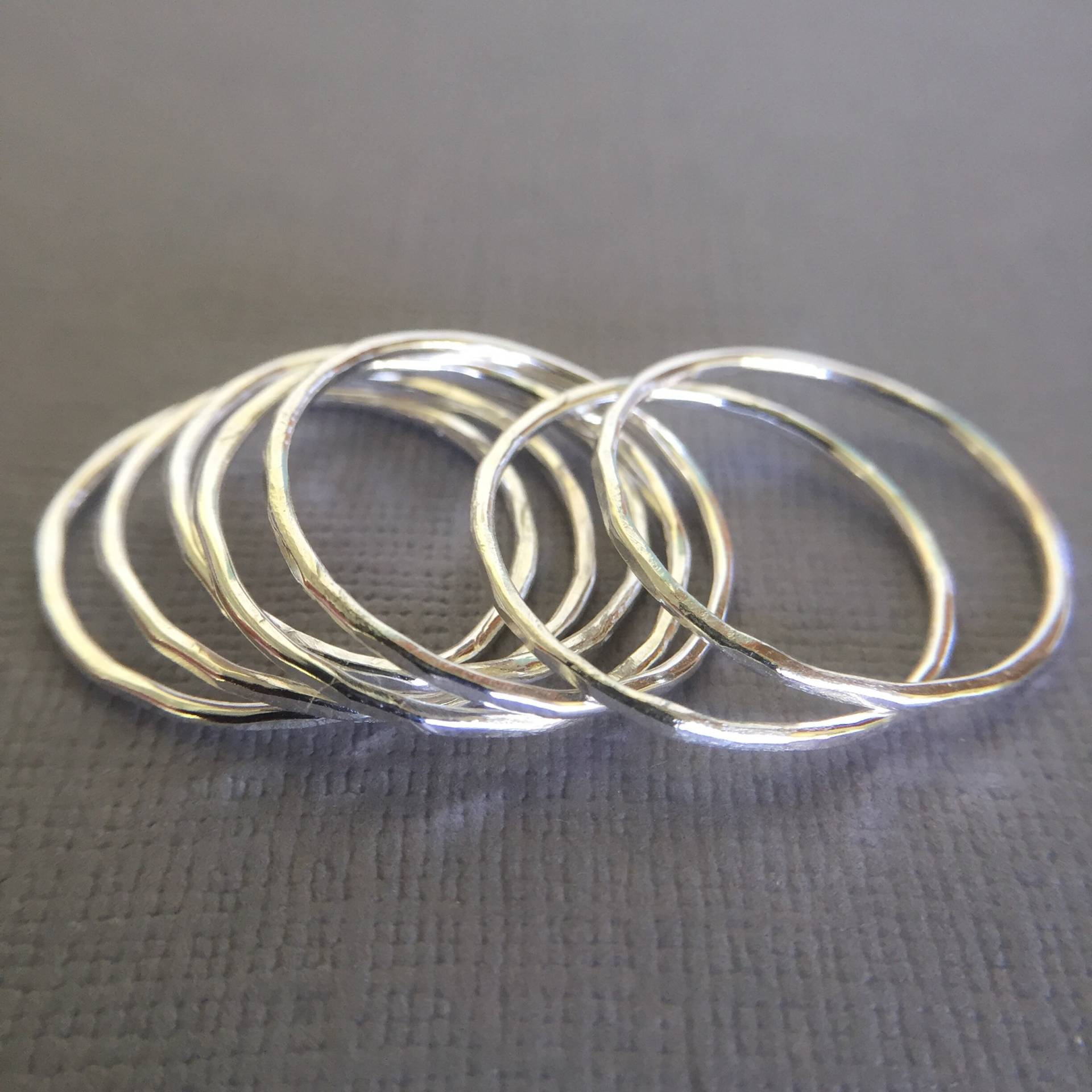 3+ Dünne Gehämmerte Sterling Silber Ringe von TayTayInspired