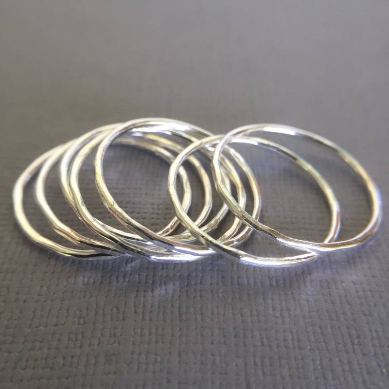 3+ Dünne Gehämmerte Sterling Silber Ringe von TayTayInspired