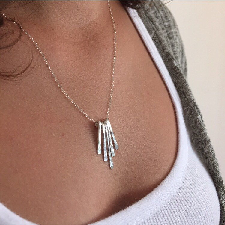 sterling Silber Fransen Anhänger Halskette, Gehämmerte Bar Zarte Layering Moderne Elegante Handgemachter Schmuck von TayTayInspired