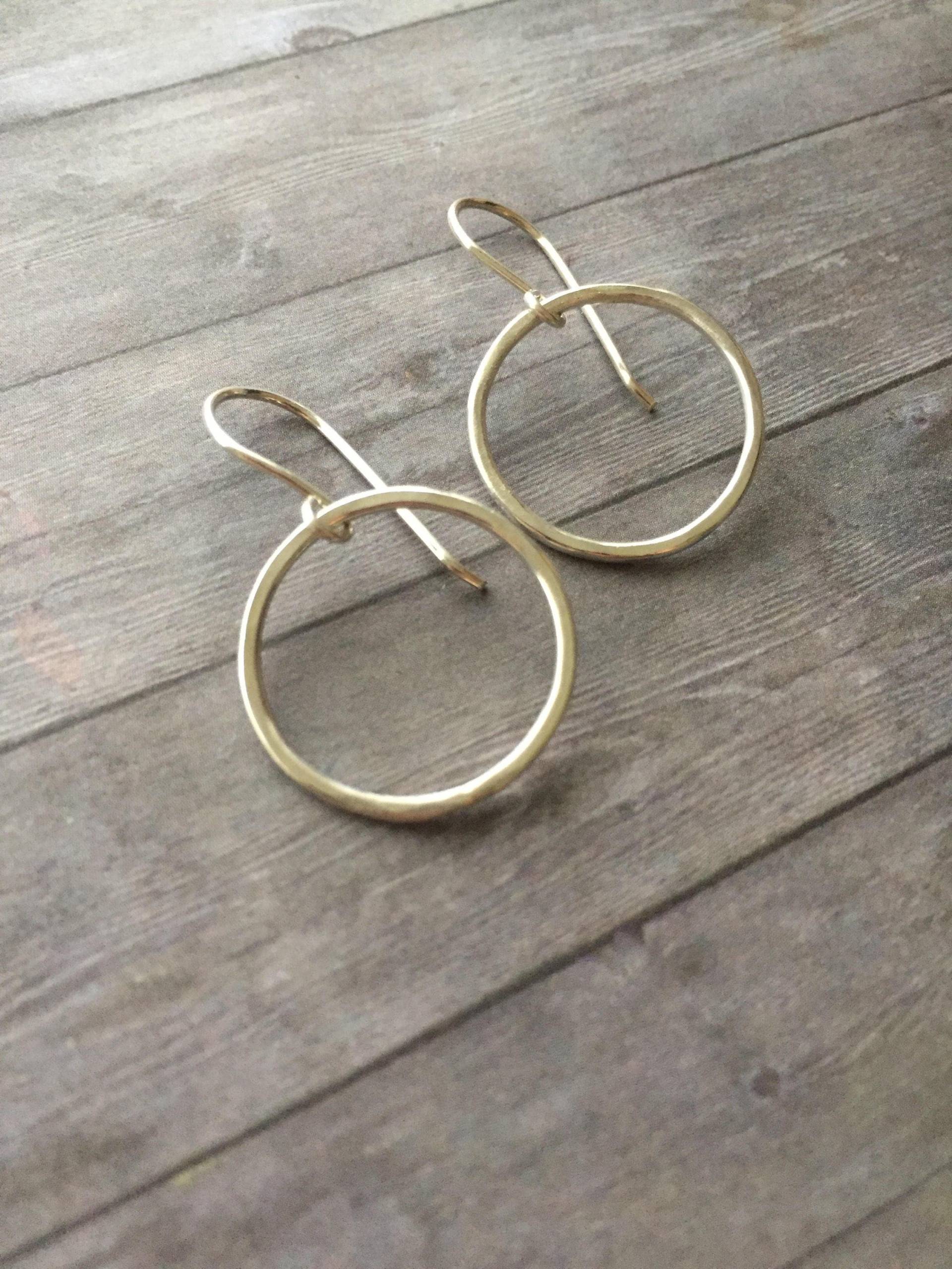 sterling Silber Hoop Ohrringe, Kleine Ohrring, Einfache Minimal Creolen, Gehämmert Alltag Danle Tropfen Ohrringe Für Frauen, Handgemacht von TayTayInspired