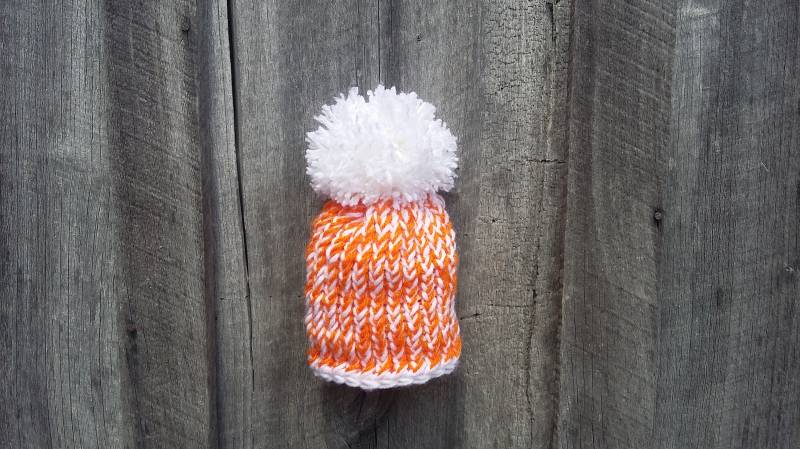 Orange Und Weiß Tennessee Inspiriert Loom Hut Mit Oder Ohne Weiße Bommel von TaylorBugCrafts