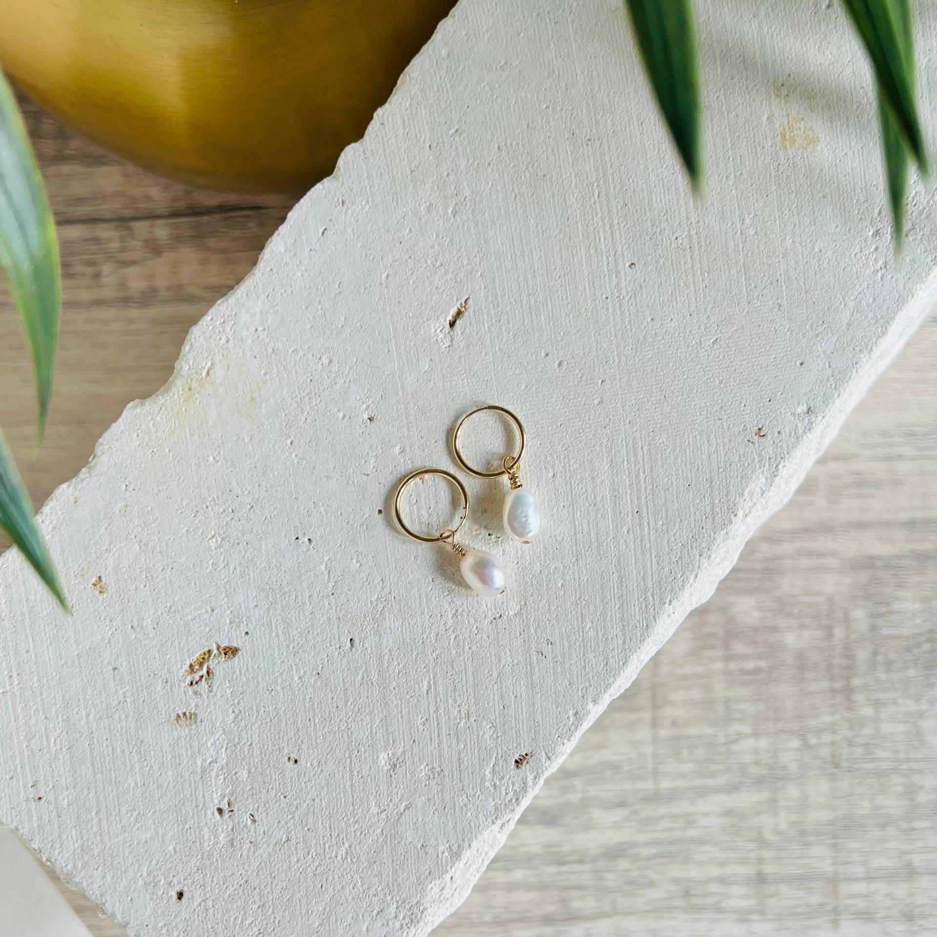 Süßwasserperlen Ohrringe, 14K Gold Filled, Sterling Silber, Perlen Reifen, Zierliche, Geschenke Für Sie Süßwasserperlen Ohrringe, 14K Gold Filled, Sterling Silber, Perlen Reifen, Zierliche, Geschenke Für Sie von TaylorMaydJewelry