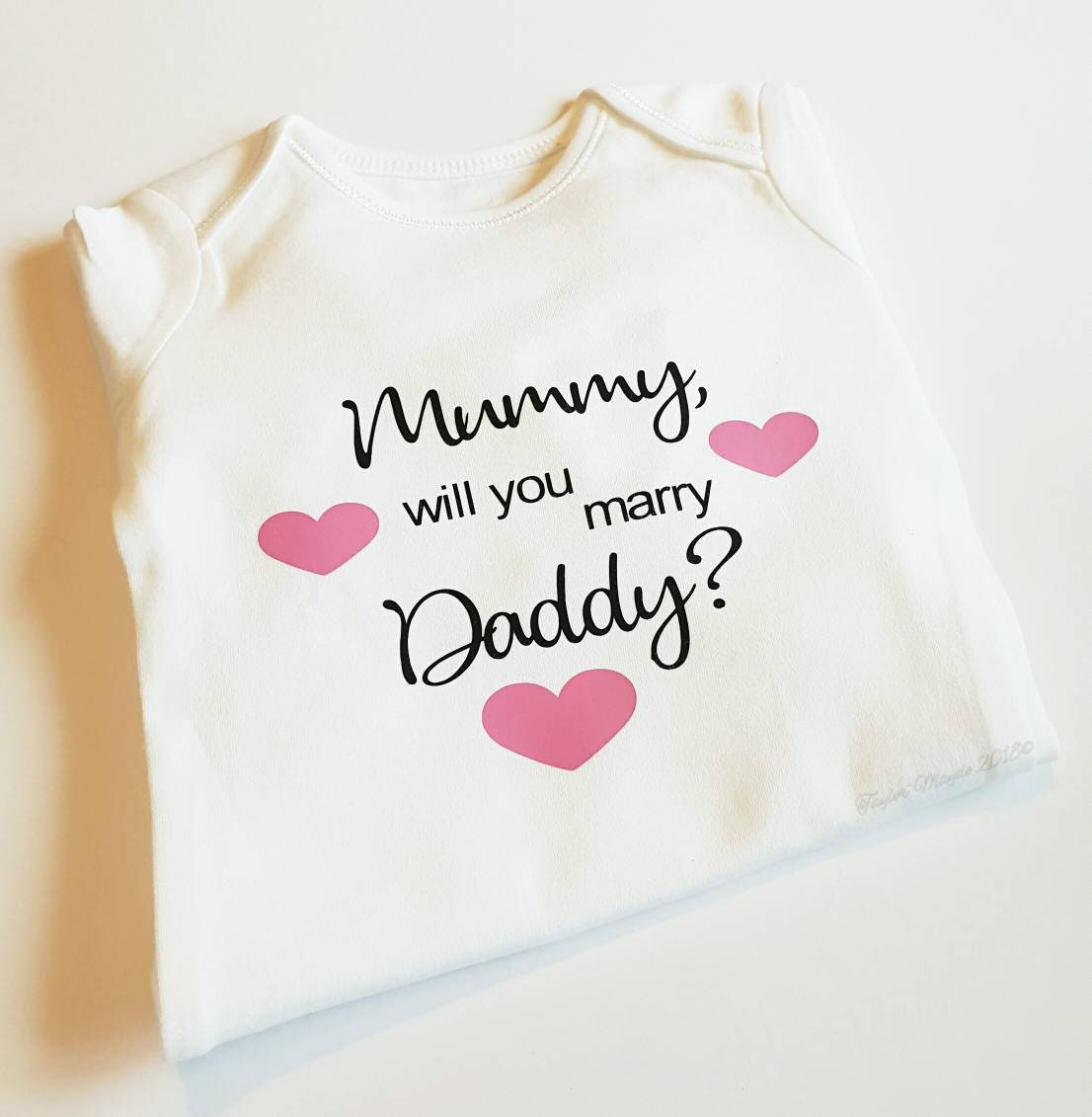 Valentines, Willst Du Mich Heiraten, Babywesten, Einzigartiger Heiratsantrag, Mama Und Papa, Verlobungsideen, Neues Baby, Ehe, Ich Liebe Dich, Baby Valentines, Willst Du Mich Heiraten, Babywesten, Einzigartiger Heiratsantrag, Mama Und Papa, Verlobungsideen, Neues Baby, Ehe, Ich Liebe Dich, Baby von TaylorMaydeuk