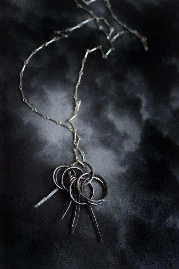 Edgy Silber Halskette, Schwarz Anhänger, Fransen Herren Unisex Schmuck von TaylorsEclectic