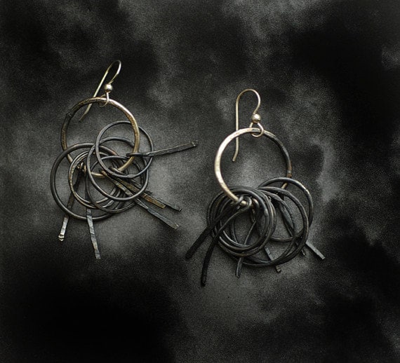 Handgemachte Sterling Silber Gatekeeper Ohrringe Edgy Dark Fransen Schmuck von TaylorsEclectic