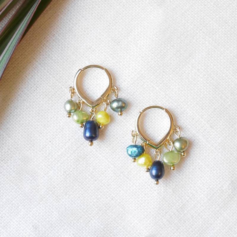 Dunkle Perlen Creolen | Runde Bunte Ohrringe Gedeckte Farben Barock Perlenschmuck Mit Fünf Süßwasserperlen Geschenk von Tazelry