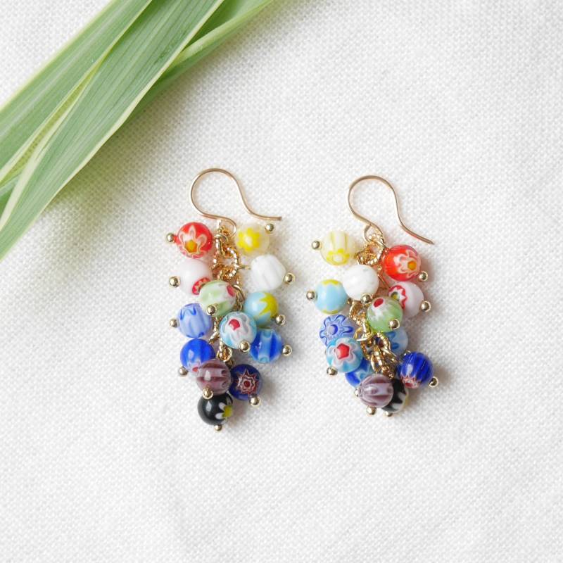 Millefiori Ohrringe | Farbenfrohe Kaskadenohrringe Mit Floralen Mehrfarbigen Glasperlen Ins Auge Fallende Blumenperlenohrringe von Tazelry