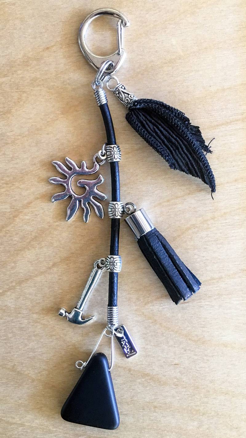 Zubehör Für Rucksäcke, Geldbörsen, Handy - Charme Und Macht Objekte | Seidenband, Lederquaste, Schwarzes Glas Auf Einem Schönen Lederband von TazzilStore