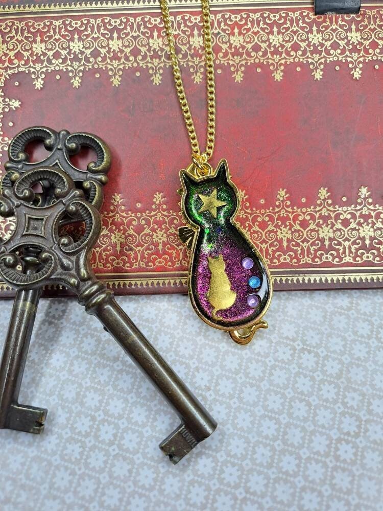 Kette Schimmernde Pearlecent Katze Gold Gießharz Mit Anhänger Kette Schimmernde Pearlecent Katze Gold Gießharz Mit Anhänger von TcheersHandmades