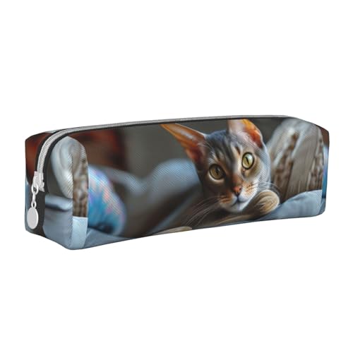 Federmäppchen, tragbar, zylindrisch, mit Reißverschluss, Kosmetiktasche aus Leder,Abessinierkatze auf dem Sofa von Tcoay