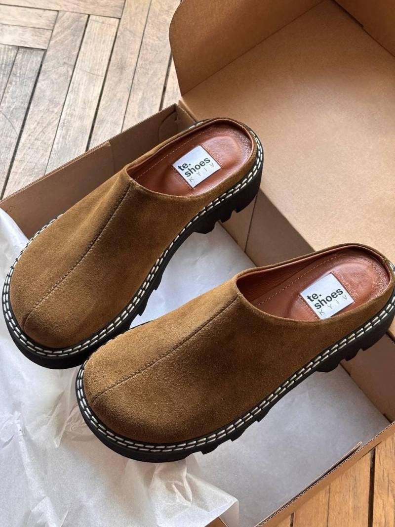 Braune Wildleder Clogs Damen, Plateau Slip On Schuhe - Leder & Mules Geschlossene Zehenhausschuhe Clogs, Handgemachte Maßgefertigte Damen von TeShoes