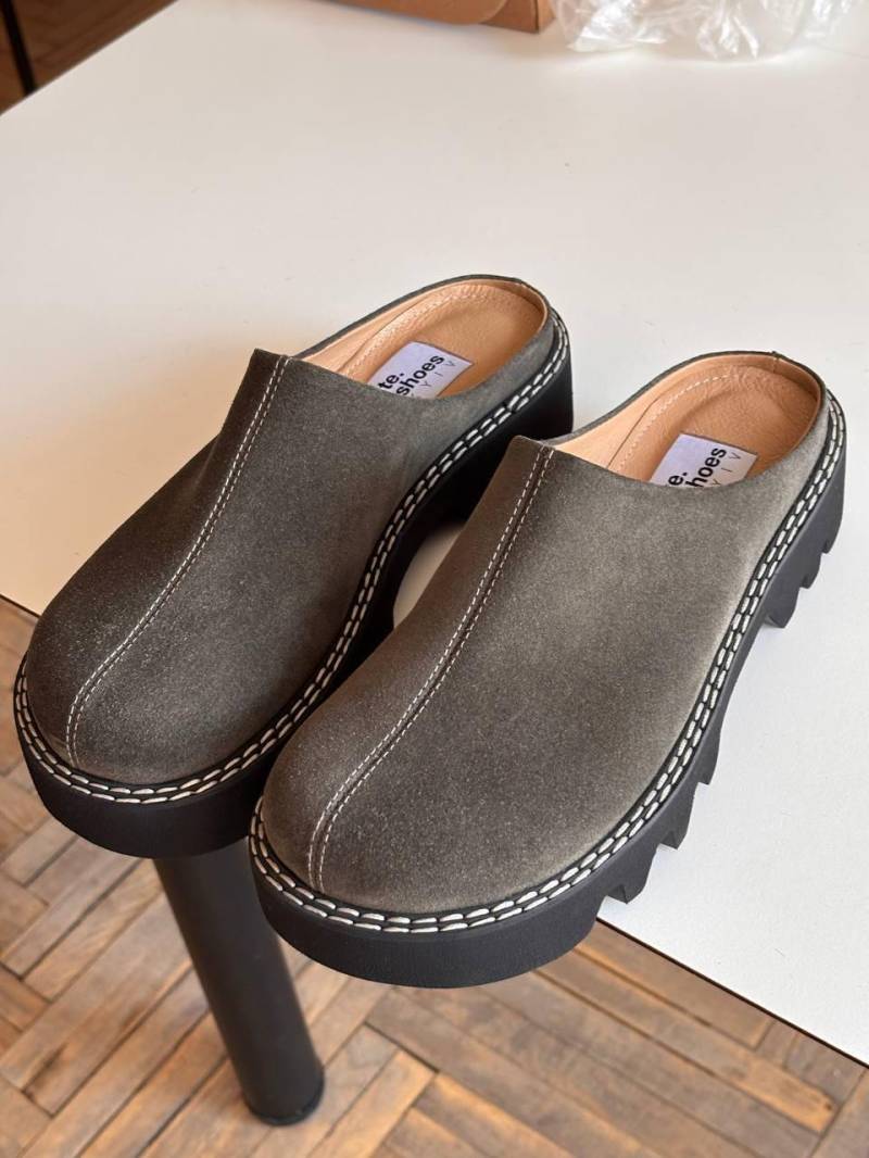 Graue Samt Leder Clogs Damen, Plateau Slip On Schuhe - & Mules Geschlossene Zehenpantoffeln Clogs, Handgemachte Maßgefertigte Für Damen von TeShoes