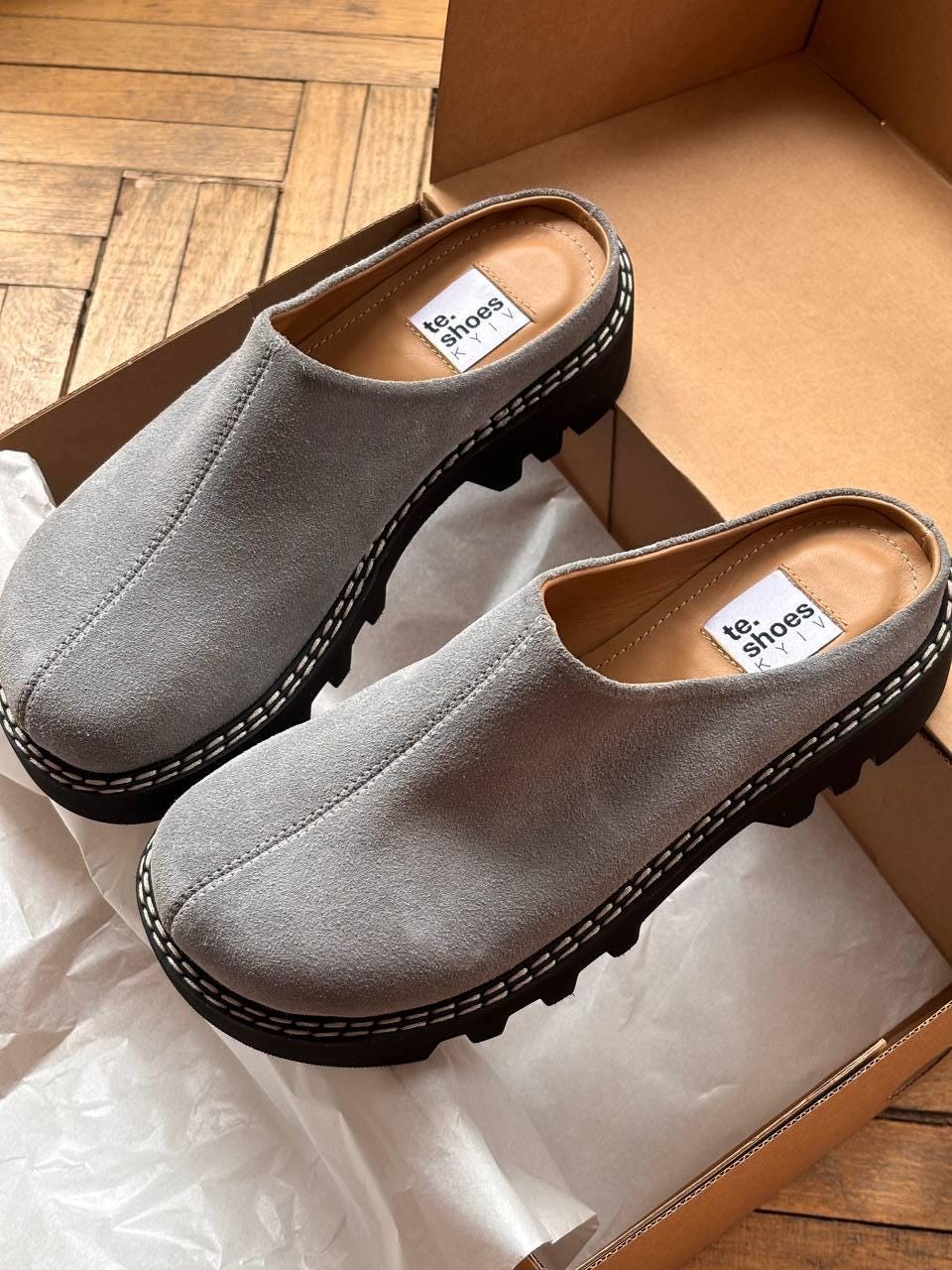 Graue Wildleder-Clogs Frauen, Maßgeschneiderte Schuhe, Slip Auf Hausschuhe Leder-Plättchen, Handgefertigte Schuhe von TeShoes