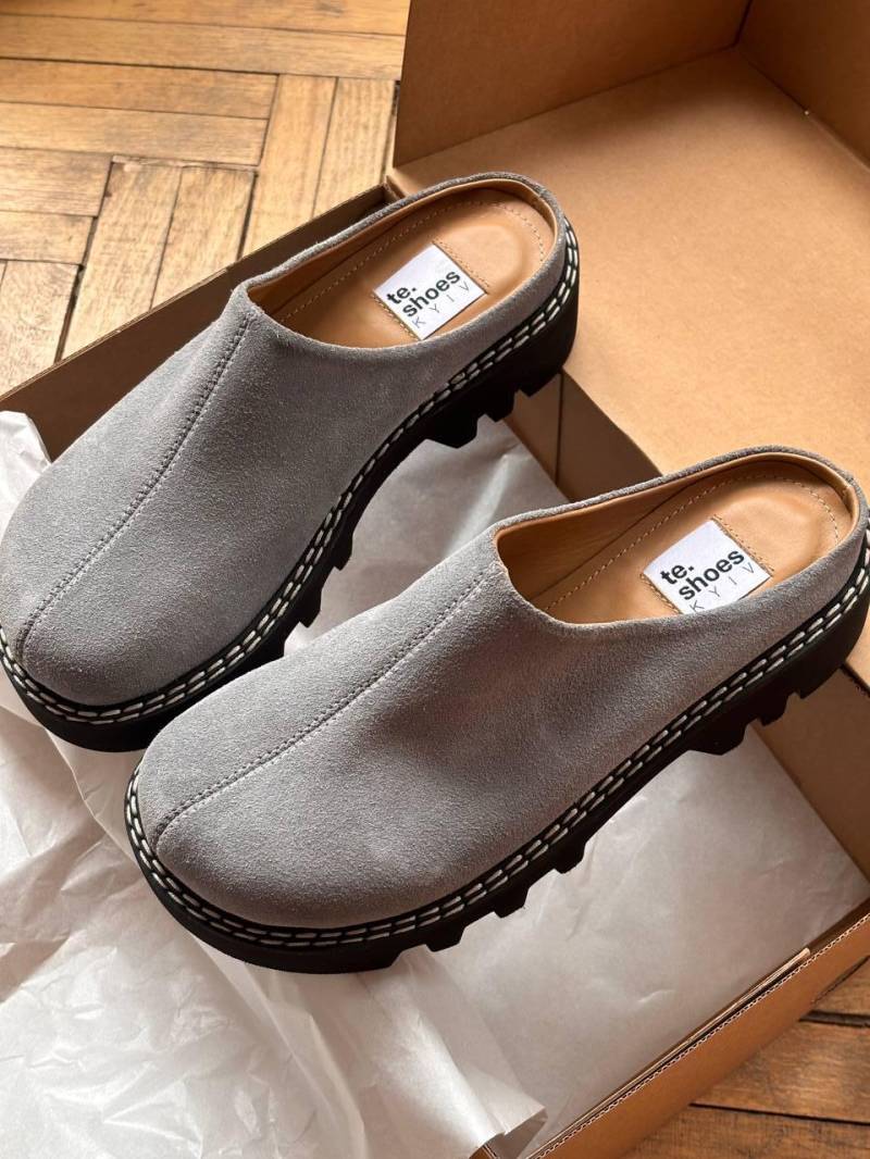 Graue Wildleder-Clogs Frauen, Maßgeschneiderte Schuhe, Slip Auf Hausschuhe Leder-Plättchen, Handgefertigte Schuhe von TeShoes