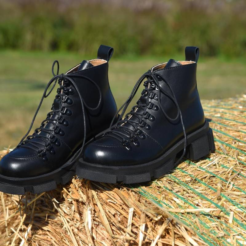 Schwarze Leder Kurze Stiefel Mit Schnürung, Plateau Goth Stiefel, Cyberpunk Knöchelhohe Kleinem Absatz Im Streetwear Stil von TeShoes