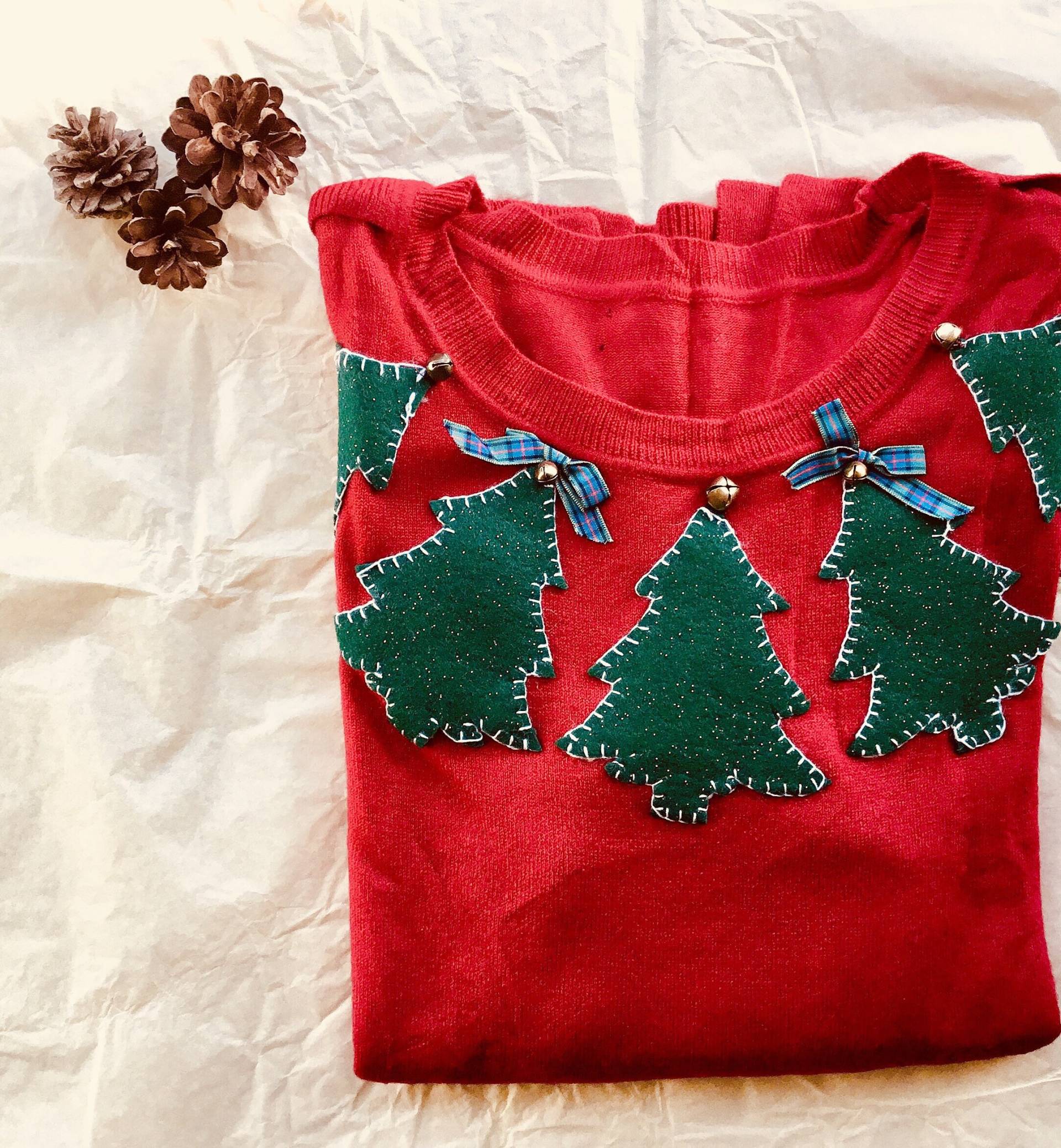 Handgemachter Weihnachtspullover Mit Gestickten Tannenbäumen Handgemachter Weihnachtspullover Mit Gestickten Tannenbäumen von TeaBagBiscuit