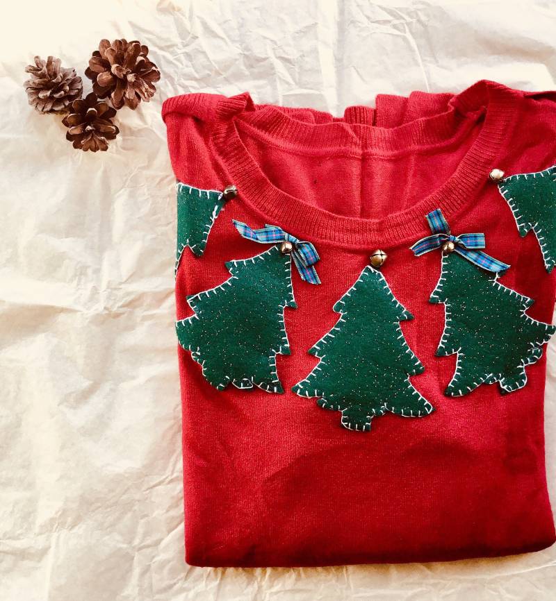 Handgemachter Weihnachtspullover Mit Gestickten Tannenbäumen Handgemachter Weihnachtspullover Mit Gestickten Tannenbäumen von TeaBagBiscuit