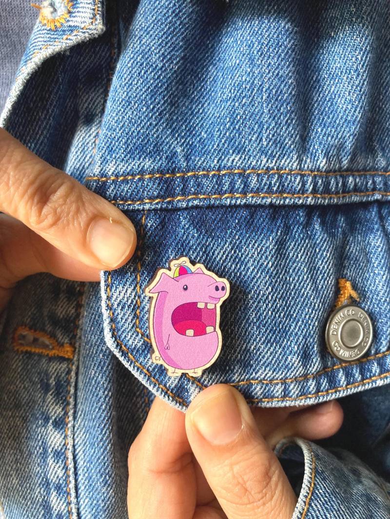 Lustiges Schrulliges Schwein Aus Holz Pin-Geschenk Pin Abzeichen Für Tier/Schwein-Liebhaber-Perfektes Accessoire Rucksäcke-Fun Design von TeaCosyStudio