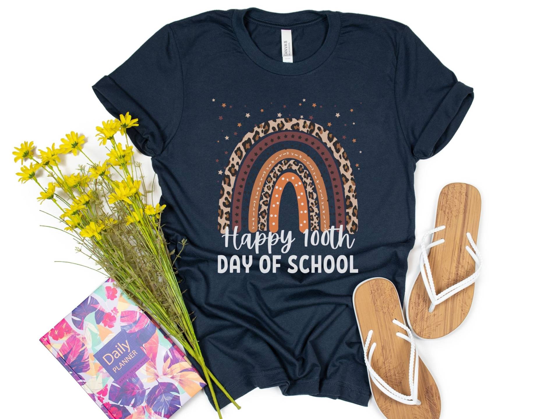 100 Tage Schule T-Shirt, Shirt Lehrer, Glücklich Regenbogen von TeacherConfetti