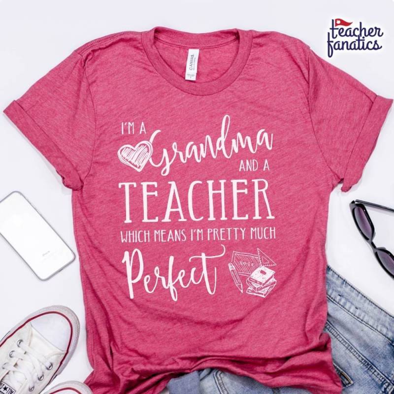 Personalisierte Oma Shirt, Geschenk Für Lehrer, Lustige Lehrer Shirts, Ich Bin Eine Und Ein Ziemlich Perfekt Shirt Personalisierte Oma Shirt, Geschenk Für Lehrer, Lustige Lehrer Shirts, Ich Bin Eine Und Ein Ziemlich Perfekt Shirt von TeacherFanatics