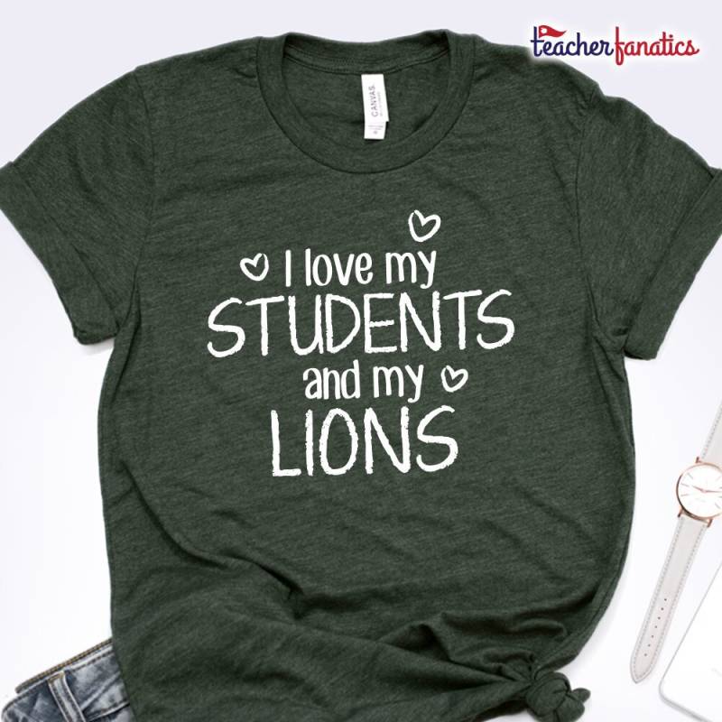 Schule Geist Shirts - Ich Liebe Meine Schüler Und Löwen Geschenk Für Lehrer Wertschätzung, Ruhestand, Weihnachten Löwe Maskottchen Team Tshirt Schule Geist Shirts - Ich Liebe Meine Schüler Und Löwen Geschenk Für Lehrer Wertschätzung, Ruhestand, Weihnachten Löwe Maskottchen Team Tshirt von TeacherFanatics